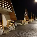 아파트호텔 Bujtinat E Lugines 4*