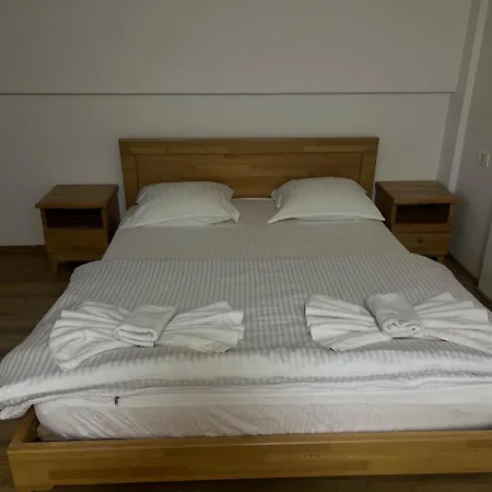 Bujtinat E Lugines アパートホテル ヴァルボナ