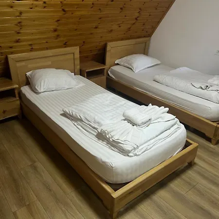 アパートホテル Bujtinat E Lugines ヴァルボナ