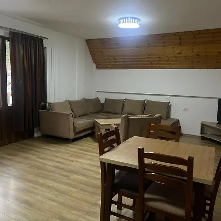 アパートホテル Bujtinat E Lugines ヴァルボナ