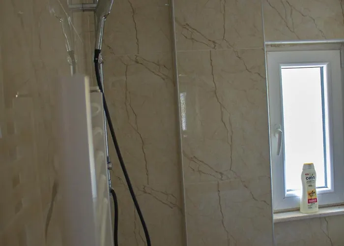 Bujtinat E Lugines Hotel apartamentowy