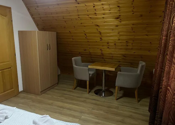 Bujtinat E Lugines شقة فندقية 4*