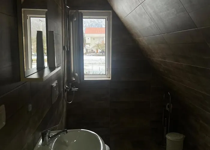 Bujtinat E Lugines Hotel apartamentowy