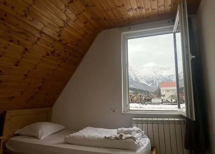 شقة فندقية Bujtinat E Lugines 4*