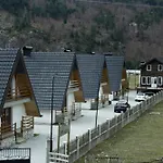 アパートホテル Bujtinat E Lugines