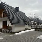 Bujtinat E Lugines アパートホテル