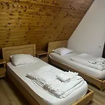 Bujtinat E Lugines アパートホテル