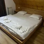Bujtinat E Lugines アパートホテル