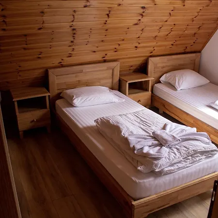 Bujtinat E Lugines Apartahotel