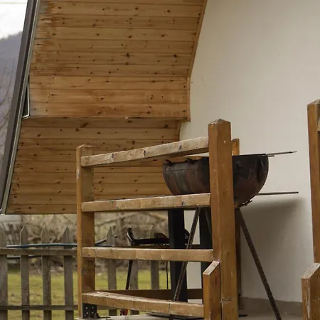 Bujtinat E Lugines شقة فندقية 4*