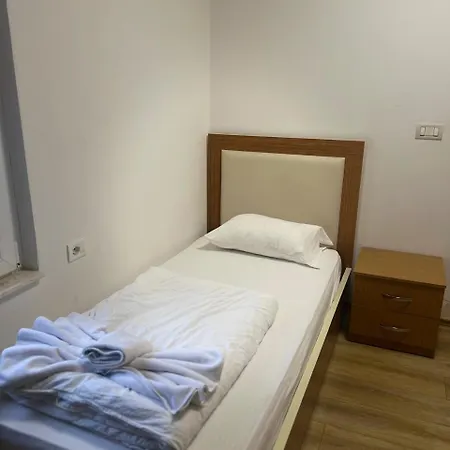 Bujtinat E Lugines