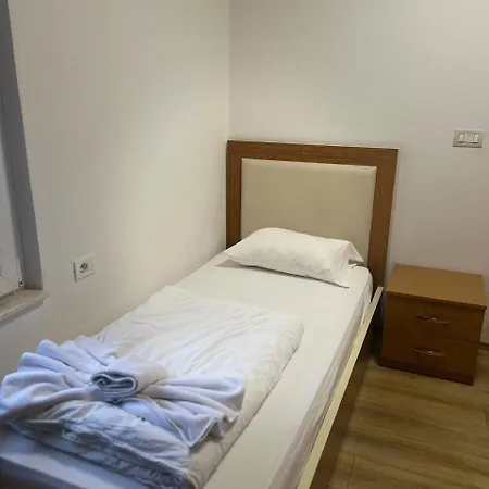 Bujtinat E Lugines