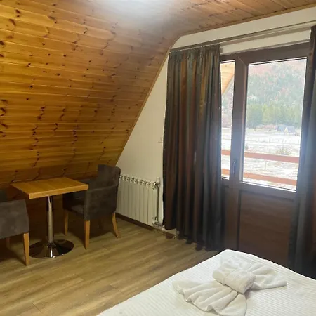 Bujtinat E Lugines Apartahotel 4*