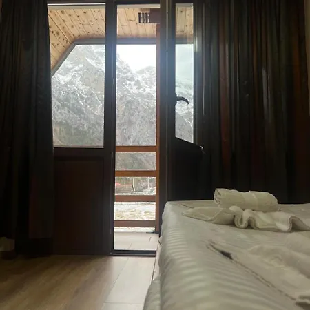 Bujtinat E Lugines 4*