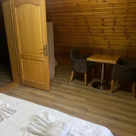 Bujtinat E Lugines 4*