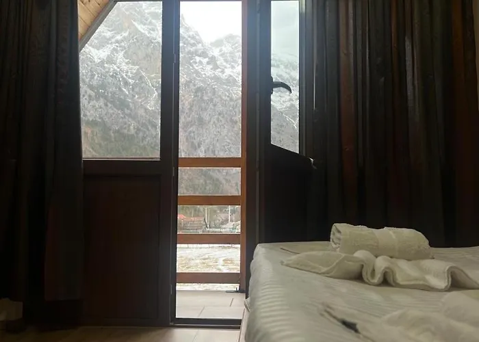 Bujtinat E Lugines 4*